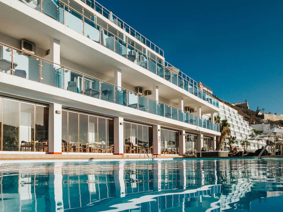 Een buitenzwembad, parasols voor strand/zwembad
