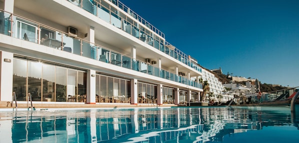 Outdoor pool, pool umbrellas, pool loungers - Servatur Casablanca Suites & Spa - Adults Only (Mogan)