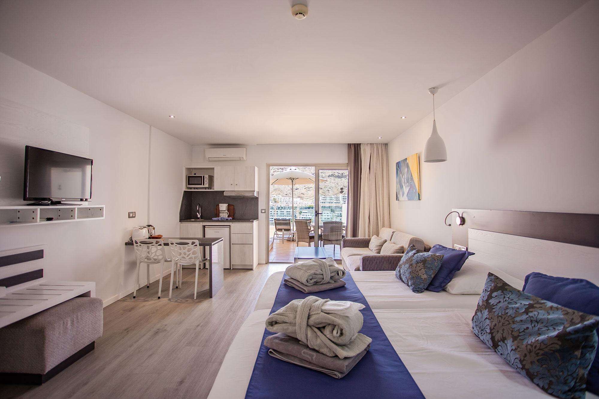 Luxe beddengoed, een kluis op de kamer, een bureau