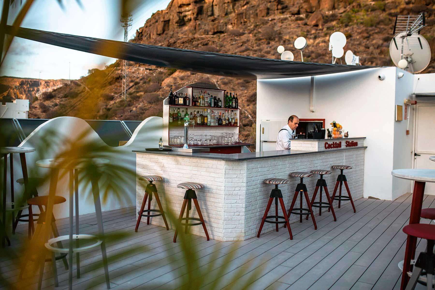 Nhìn ra hồ bơi, mở cửa hàng ngày 