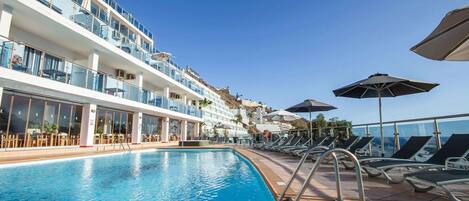 Outdoor pool, pool umbrellas, sun loungers