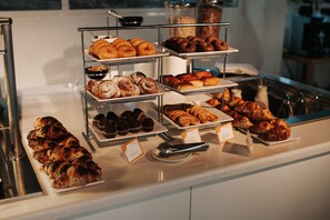 Café da manhã com buffet todos os dias mediante uma taxa