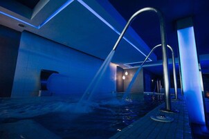 室外游泳池，池畔遮阳伞，日光浴躺椅