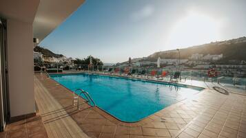 Piscina all'aperto, ombrelloni da piscina, lettini