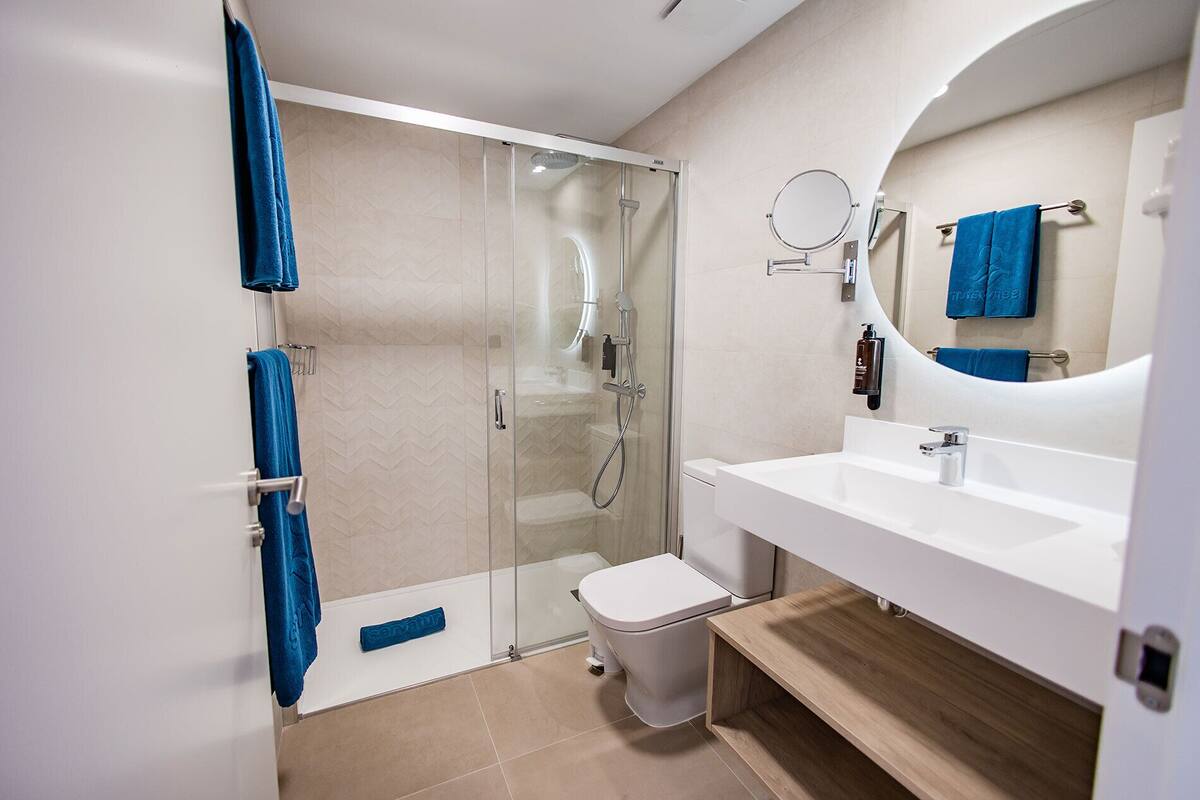 shower, rainfall showerhead, free toiletries, hair dryer