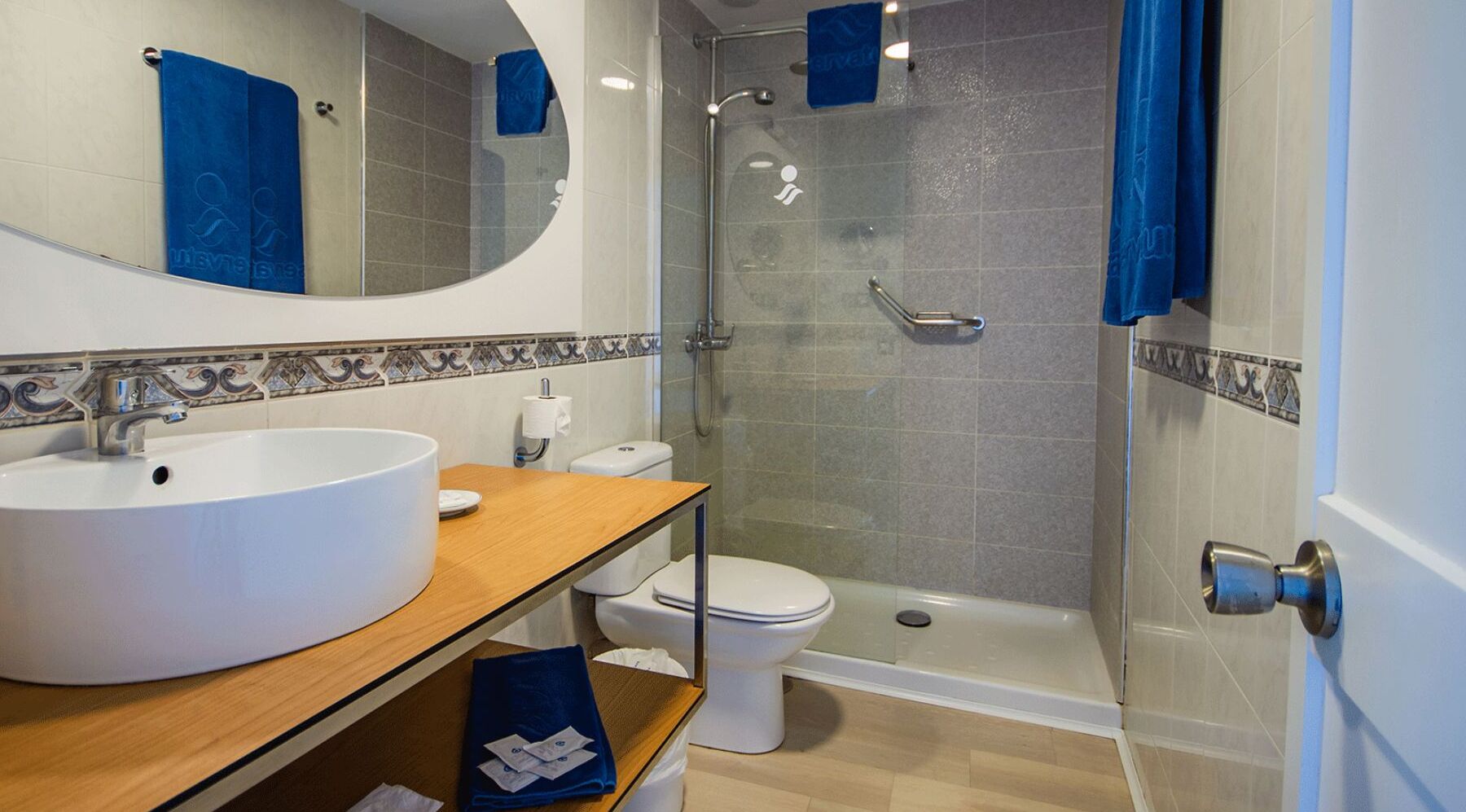 shower, rainfall showerhead, free toiletries, hair dryer