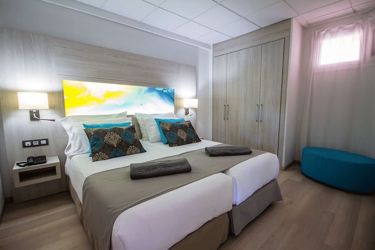 Cofres nos quartos, Wi-Fi de cortesia, roupa de cama