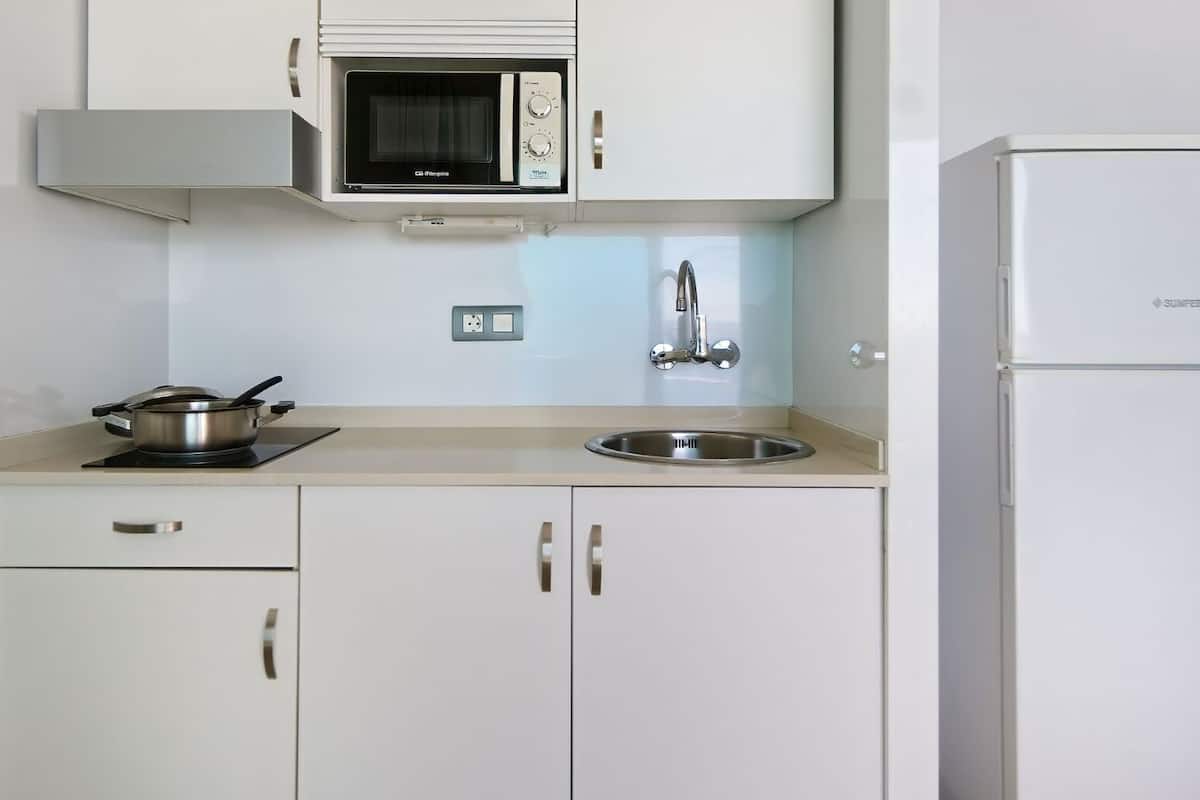 fridge, microwave, stovetop, coffee/tea maker