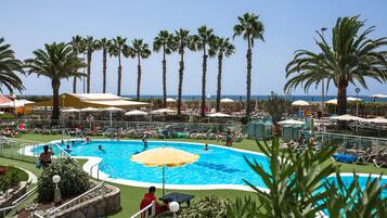 Piscine extérieure, parasols de plage, chaises longues