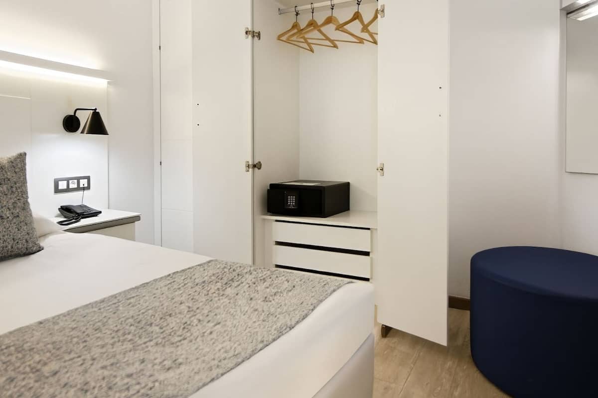 in-room safe, free wifi, bed sheets