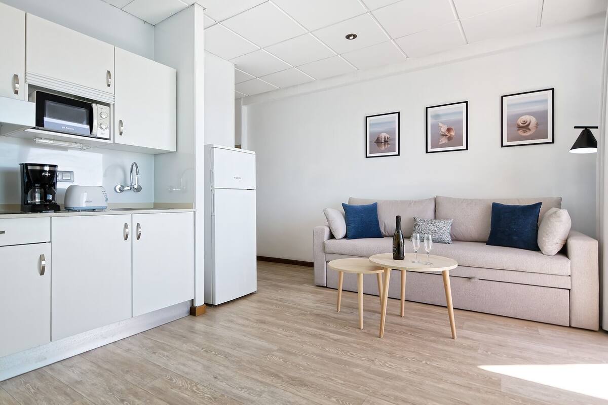 32-inch flat-screen tv with cable channels, tv