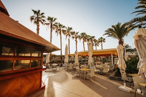 Bar à beira da piscina