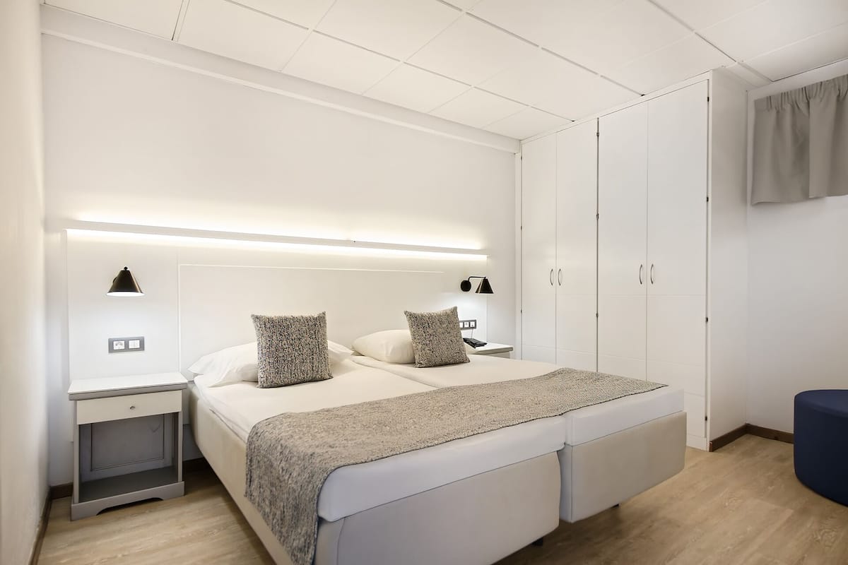 Cofres nos quartos, Wi-Fi de cortesia, roupa de cama