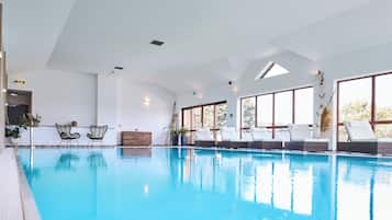 Indoor pool, sun loungers