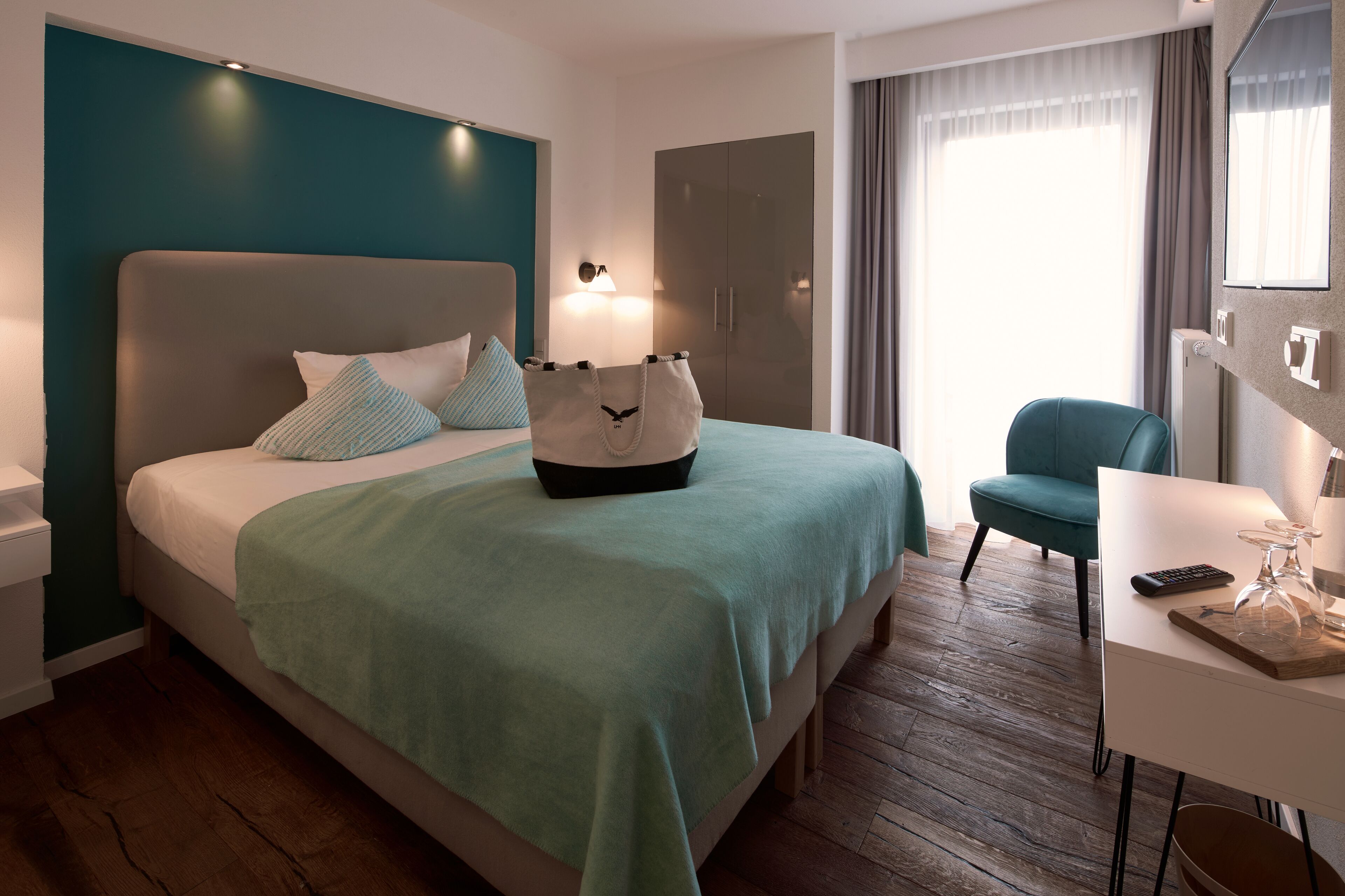 single room | in-room safe, desk, cots/infant beds, rollaway beds