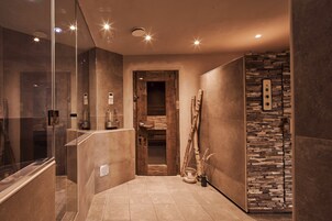 Un sauna, tratamientos corporales, masajes con piedras calientes