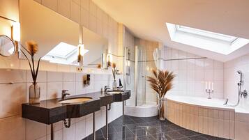 Suite | Badezimmer | Dusche, kostenlose Toilettenartikel, Haartrockner, Handtücher