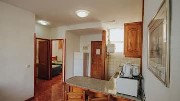 Frigorífico, microondas, cafetera o tetera y utensilios de cocina