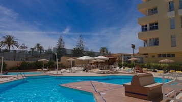 2 piscinas al aire libre, sombrillas, tumbonas