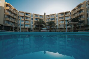 2 piscinas al aire libre, sombrillas, sillones reclinables de piscina