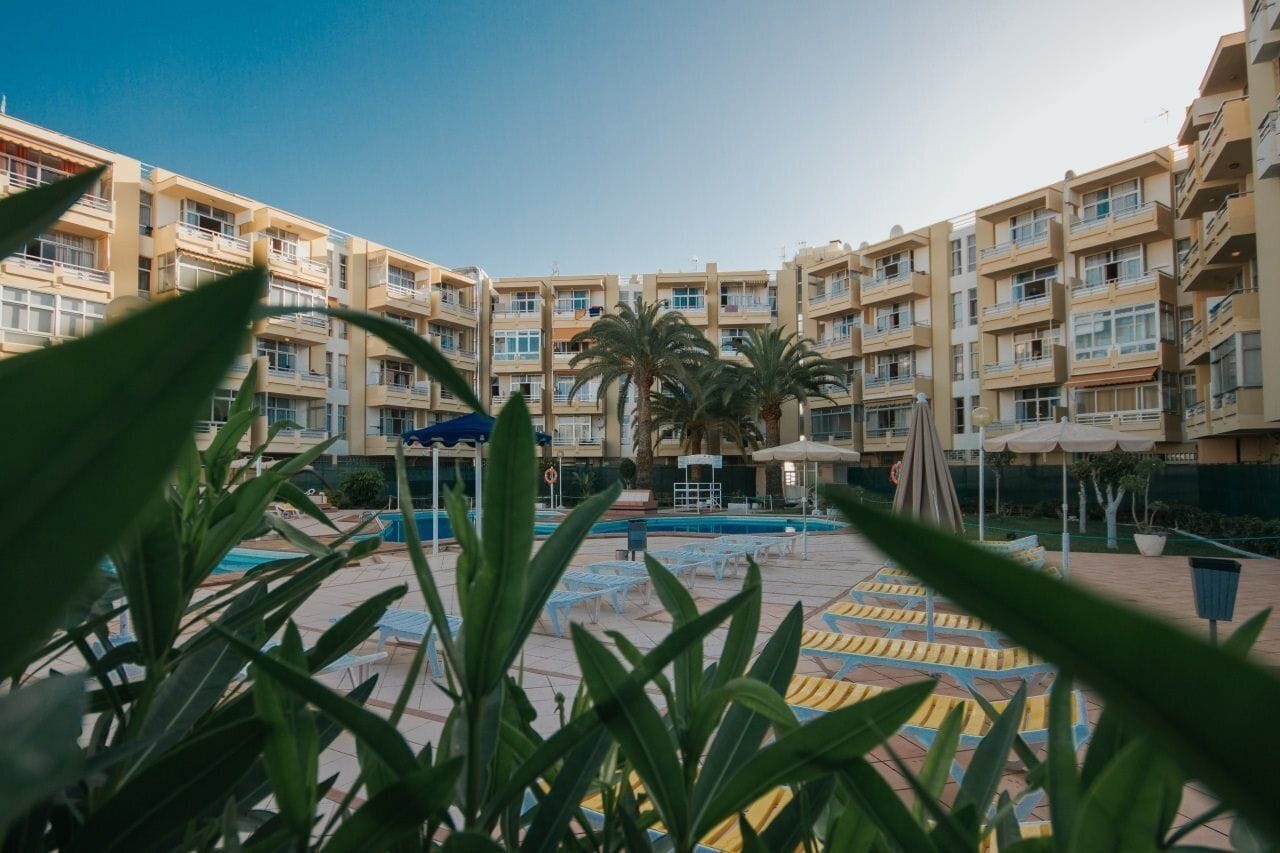 2 utendørsbassenger, bassengparasoller og solsenger