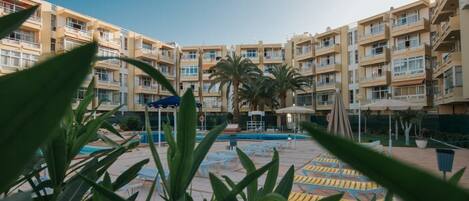 2 utendørsbassenger, bassengparasoller og solsenger