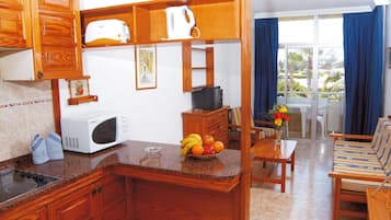 Een koelkast, een microgolfoven, een koffiezetapparaat/waterkoker