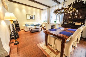 Appartement | Salle de séjour | Téléviseur à écran plat de 42 po avec télévision par câble
