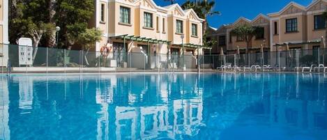 Piscine extérieure, parasols de plage, chaises longues