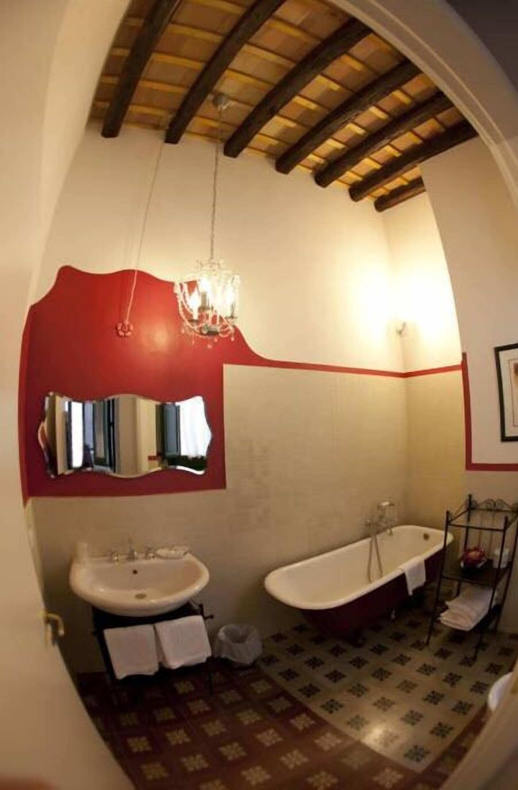 Standard Double Room | Bathroom | Shower, free toiletries, hair dryer, bidet