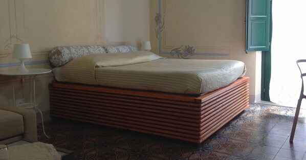 Deluxe Double Room (Violet room) | Egyptian cotton sheets, premium bedding, down comforters, in-room safe