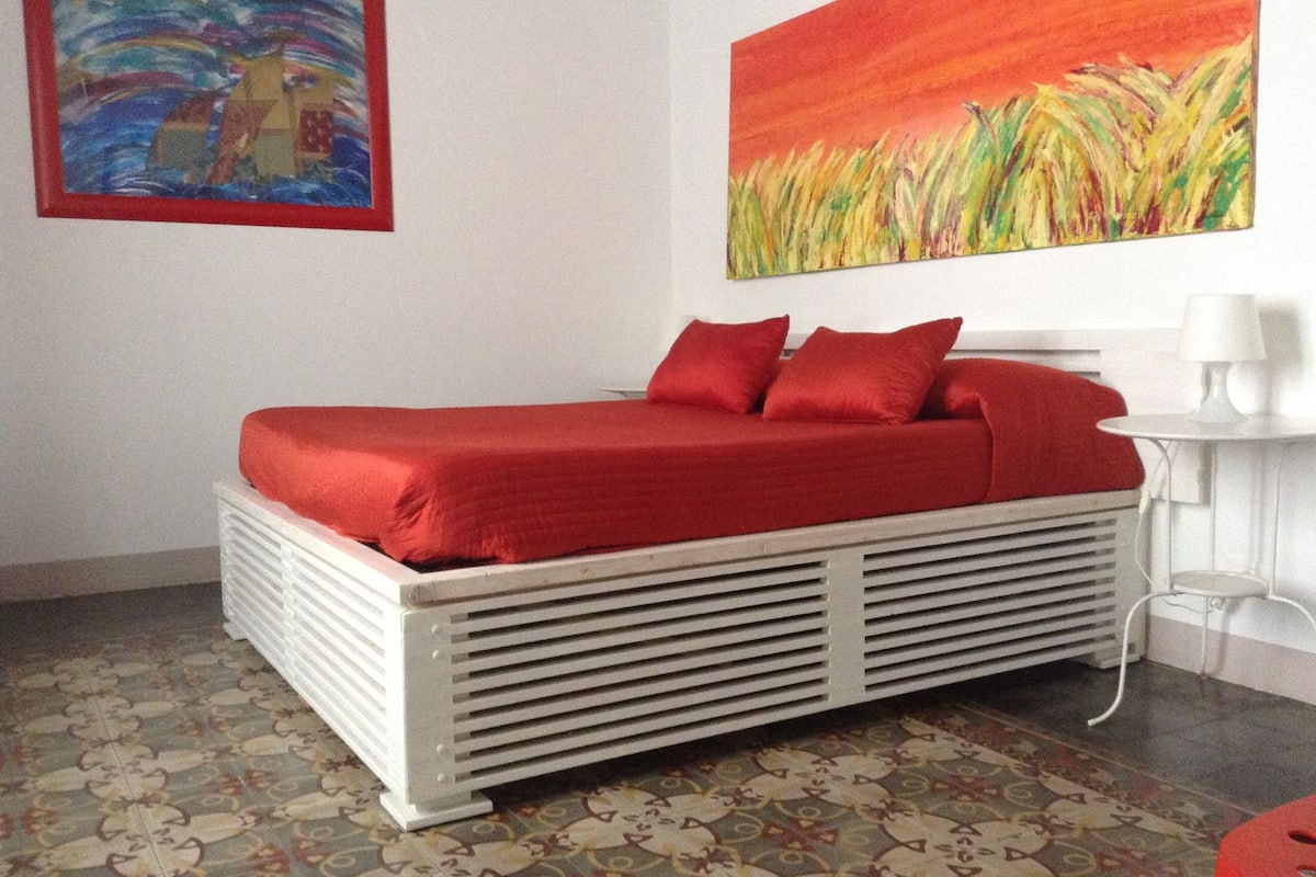 Chambre Double Deluxe (Orange room) | Draps en coton égyptien, literie de qualité supérieure