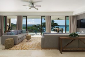 Penthouse, 3 habitaciones | Área de sala de estar | Smart TV de 42 pulgadas con canales por cable y televisión 