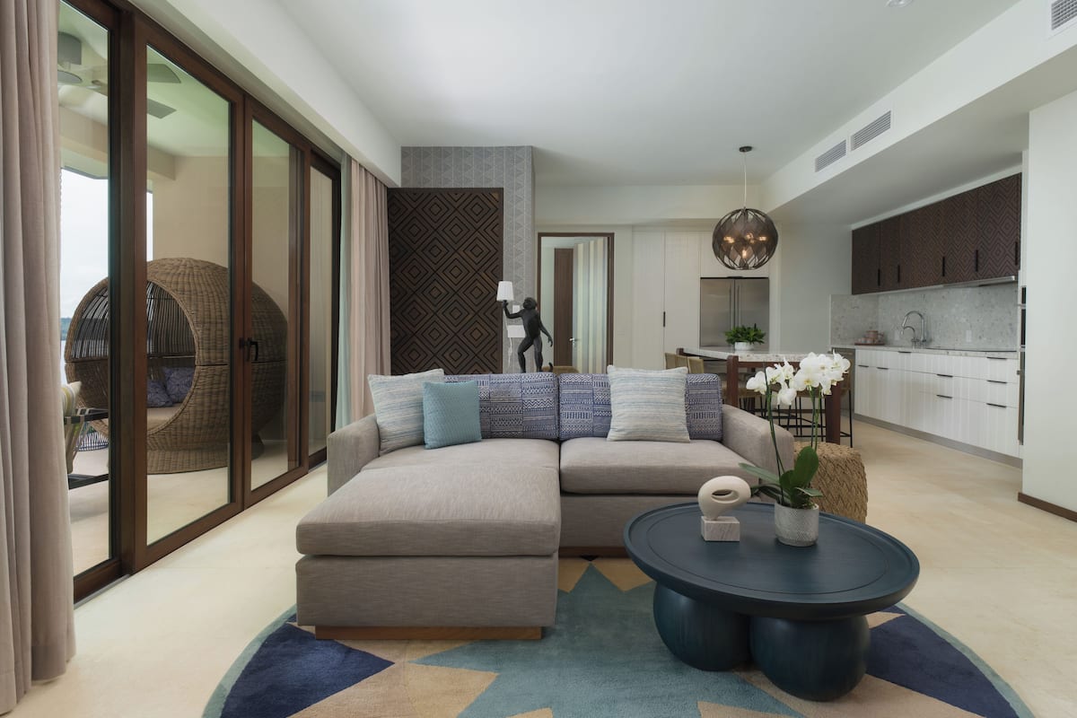 Villa, 1 habitación | Área de sala de estar | Smart TV de 42 pulgadas con canales por cable y televisión