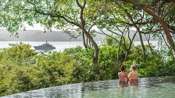 2 piscinas externas, espreguiçadeiras