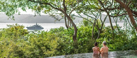 2 albercas al aire libre y camastros