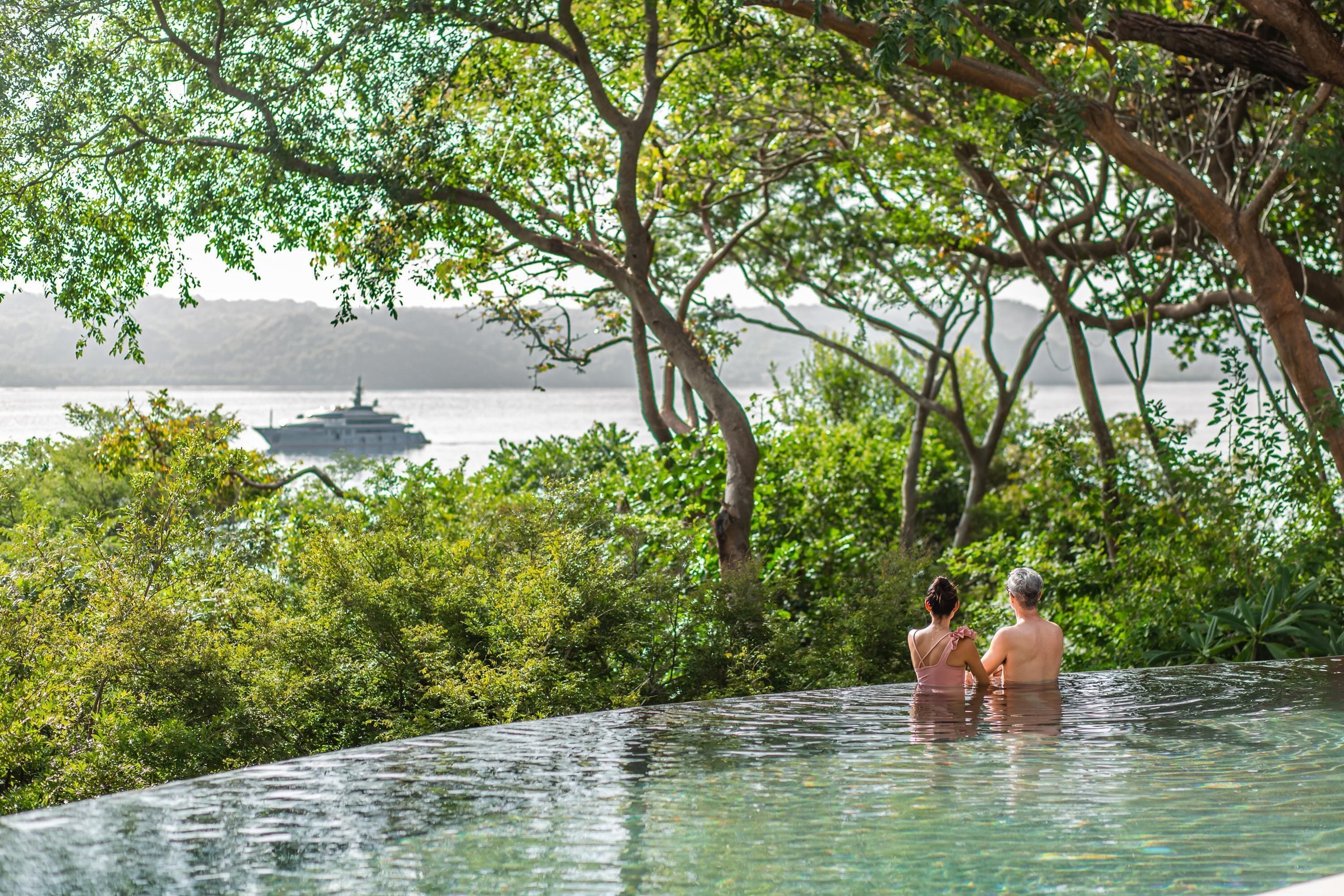 2 outdoor pools, pool loungers