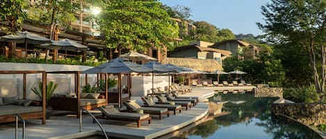 2 utendørsbassenger og solsenger