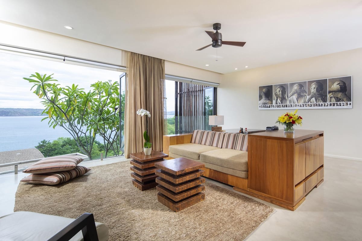 Andaz, Suite, vista a la bahía | Ropa de cama de alta calidad y artículos del minibar gratis