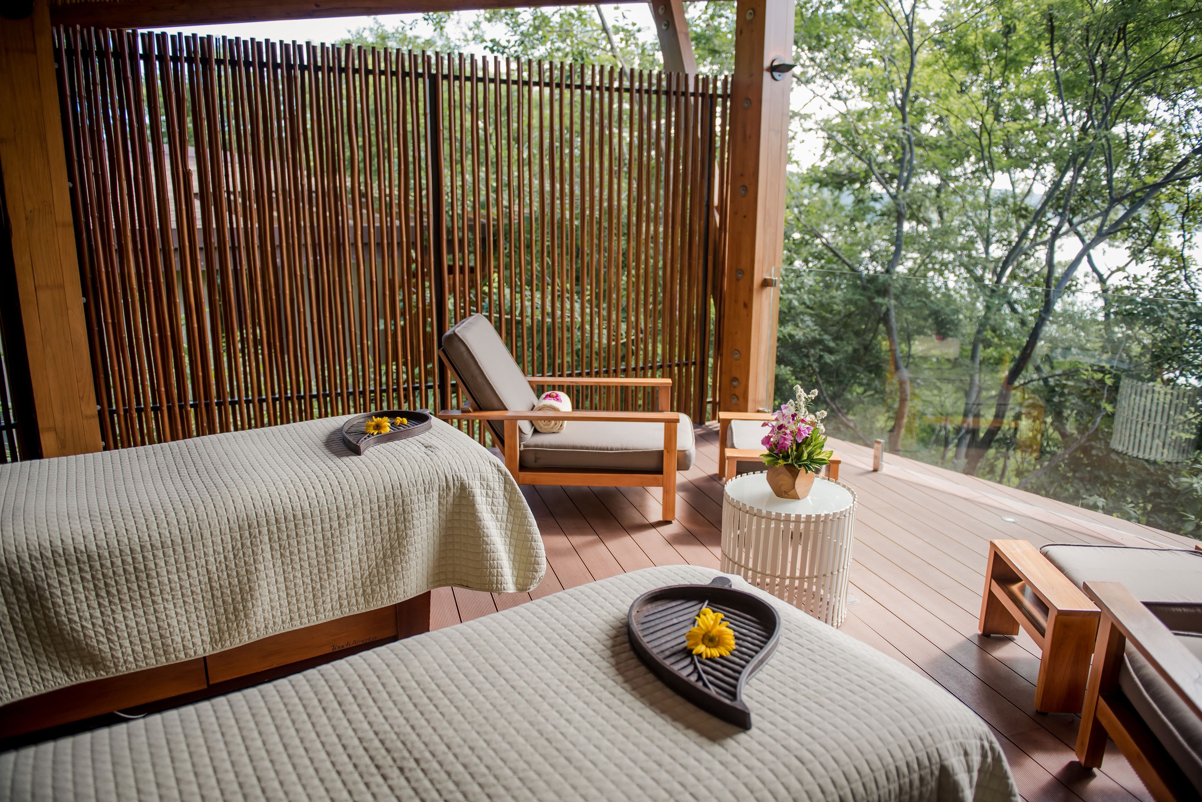 Couples treatment rooms, steam room, body treatments, aromatherapy