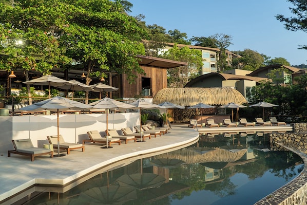 2 outdoor pools, sun loungers