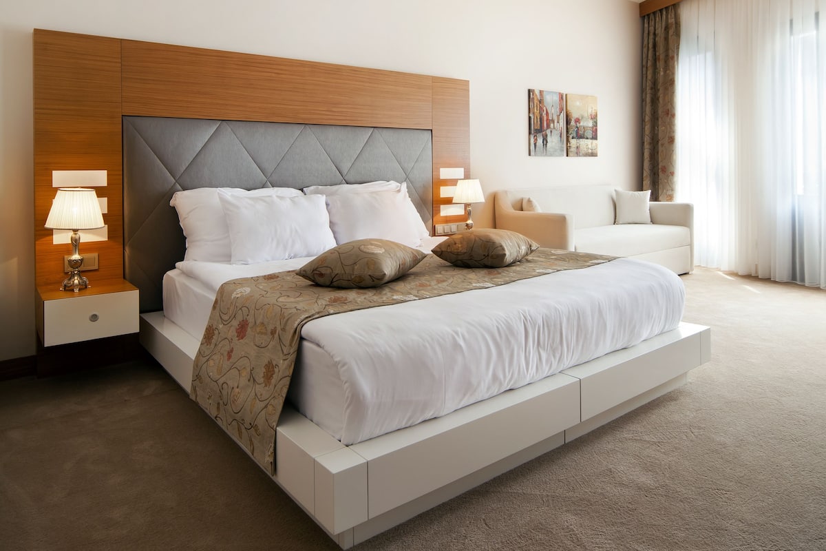 Habitación Deluxe, balcón, vista a la ciudad | Sábanas de algodón egipcio, ropa de cama hipoalergénica y edredón