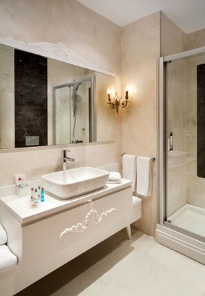 Een douche, gratis toiletartikelen, een haardroger, pantoffels