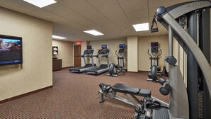Centro de fitness do hotel com esteiras, elípticos e bicicleta ergométrica.
