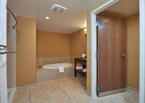 Suite Eksekutif, 1 Tempat Tidur King, Bebas Asap Rokok | Kamar mandi | Kombinasi shower/bathtub dan perlengkapan mandi gratis