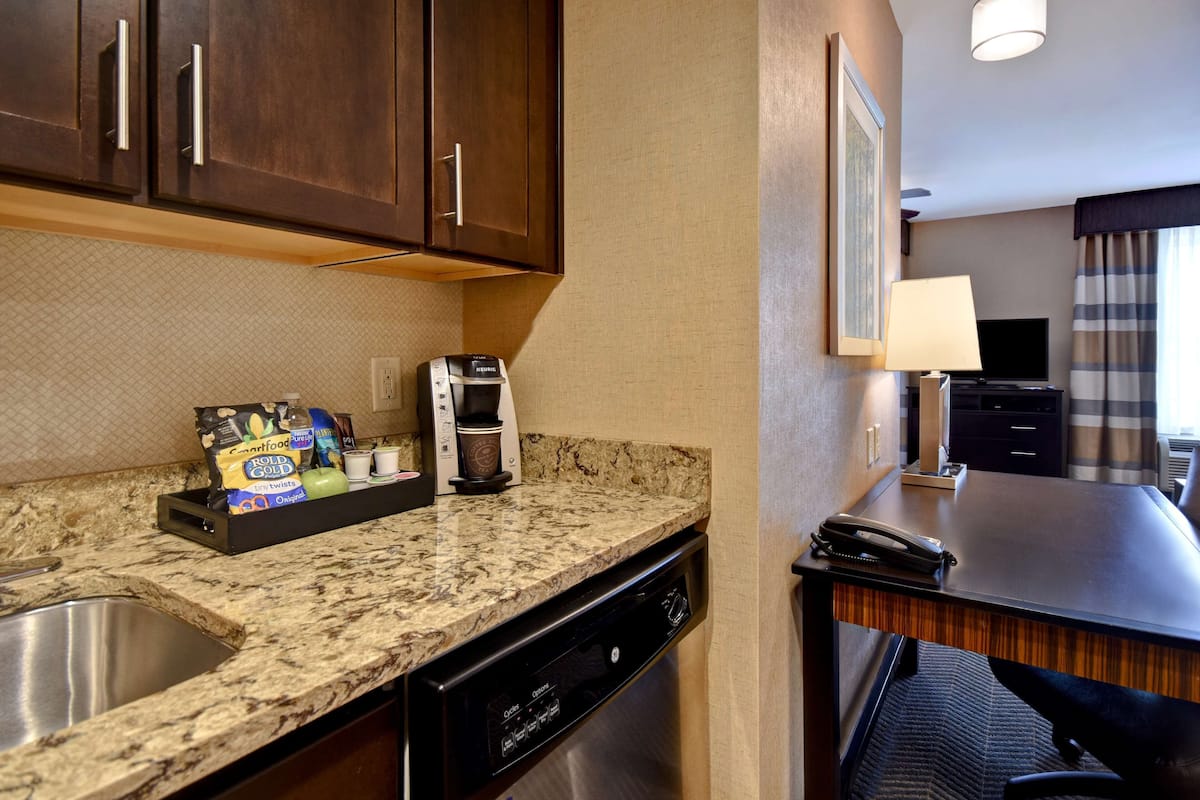 fridge, microwave, stovetop, dishwasher
