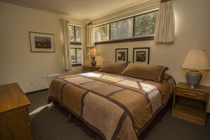 Chambre Standard, 1 très grand lit, 2 salles de bains, vue sur le fleuve | Décor unique, ameublement unique