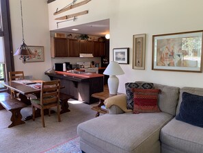 Standard Room, 1 King Bed, 2 Bathrooms | Living area