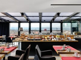 Tägliches Frühstücksbuffet (28 EUR pro Person)