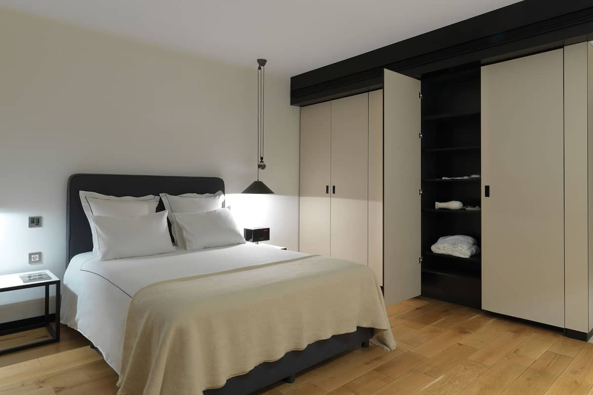 Egyptian cotton sheets, memory-foam beds, minibar, in-room safe